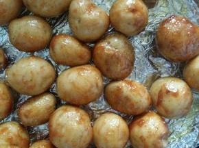 第一层土豆刷一层油后再刷一层烧烤酱。然后撒少许盐。