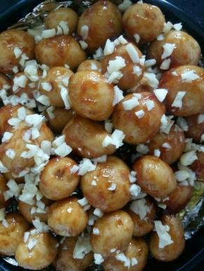 最后一层土豆也是依次刷油，烧烤酱，撒盐。完成后在上面撒一些蒜末。烤箱预热200度。