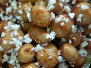 最后一层土豆也是依次刷油，烧烤酱，撒盐。完成后在上面撒一些蒜末。烤箱预热200度。