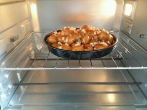 葱最后快烤好的时候再放，因为葱烤久了会糊的。上下管200度，烤40分钟。（我的土豆没有用水煮，所以要烤久一点，如果是煮过的，烤20-25分钟即可。）