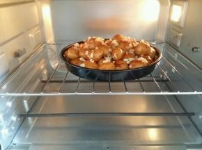 葱最后快烤好的时候再放，因为葱烤久了会糊的。上下管200度，烤40分钟。（我的土豆没有用水煮，所以要烤久一点，如果是煮过的，烤20-25分钟即可。）