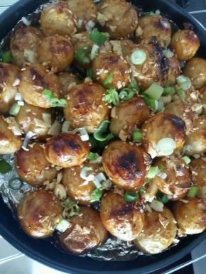 时间剩最后1分钟的时候拿出来撒上葱花和芝麻，烤1分钟即可出锅。