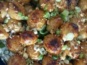 时间剩最后1分钟的时候拿出来撒上葱花和芝麻，烤1分钟即可出锅。