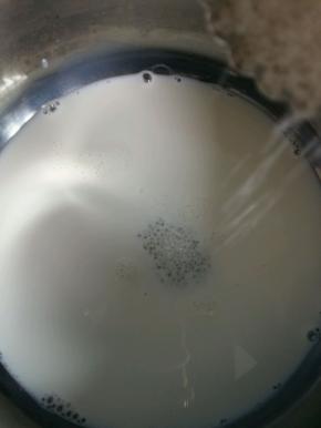 牛奶中加入30g白砂糖，小火加热至糖融化即可，不能把牛奶煮开。然后放凉，滴入两滴香草精备用。