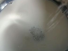 牛奶中加入30g白砂糖，小火加热至糖融化即可，不能把牛奶煮开。然后放凉，滴入两滴香草精备用。