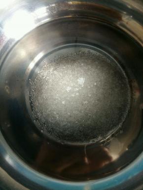 锅里加入60g水和60g白砂糖，小火熬。不断搅拌。