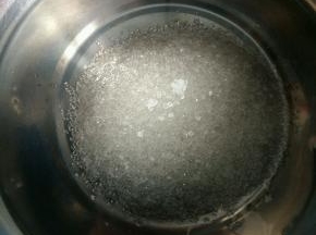 锅里加入60g水和60g白砂糖，小火熬。不断搅拌。