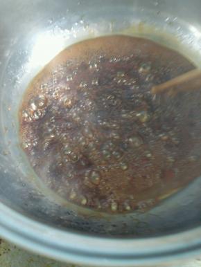 薄至糖变色后即可，有焦的味道。