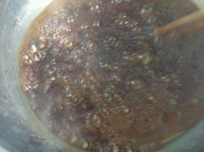 薄至糖变色后即可，有焦的味道。