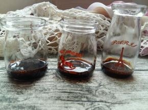 焦糖趁热倒入瓶子中。