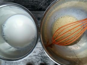 鸡蛋打散，分两次加入牛奶中，搅拌均匀。