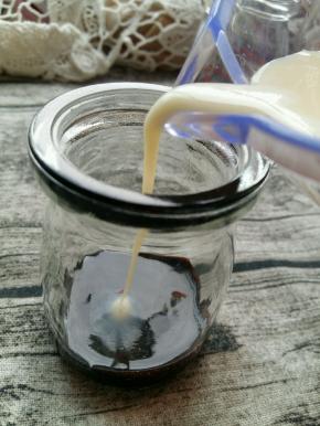 然后倒入瓶中。