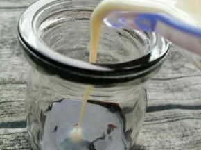 然后倒入瓶中。