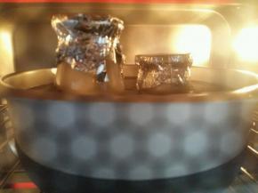 水要没过布丁液的一半，我的烤盘有点浅，所以我用的戚风蛋糕磨具，不漏水的那种。放入烤箱中层165度烤40分钟。