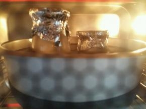 水要没过布丁液的一半，我的烤盘有点浅，所以我用的戚风蛋糕磨具，不漏水的那种。放入烤箱中层165度烤40分钟。