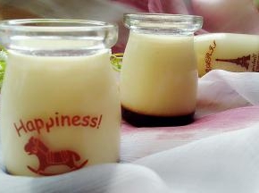 拿出来放凉后放入冰箱冷藏，口感更好。