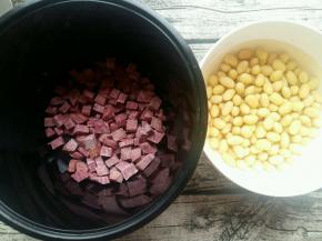 提前泡好的黄豆，切好的紫薯丁，这样早晨起来比较节省时间。