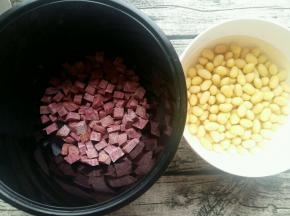 提前泡好的黄豆，切好的紫薯丁，这样早晨起来比较节省时间。