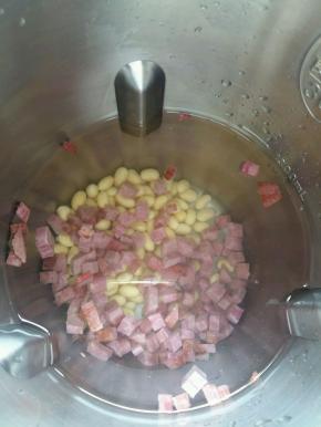 食材放入豆浆机中，加入1100ml的水，启动豆浆机的五谷功能。