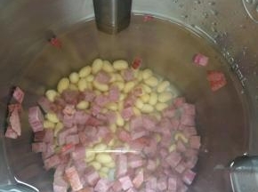 食材放入豆浆机中，加入1100ml的水，启动豆浆机的五谷功能。