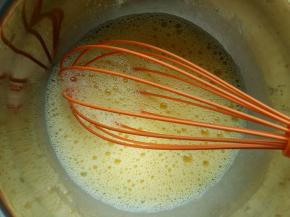 蛋黄中加入水和玉米油，搅拌均匀。