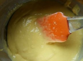 用切拌的手法搅拌均匀。