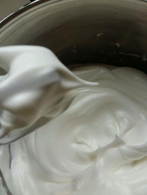 蛋清中加入三滴白醋，细砂糖分三次加入，用打蛋器打至硬性发泡。（第一次加糖是打至鱼眼泡时，第二次是鱼眼泡消失变细腻时，第三次加糖是打蛋器抬起有弯弯的小尖角，即湿性发泡。最后继续打发直到硬性发泡。）