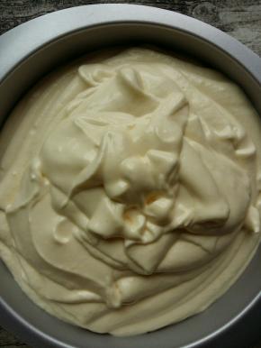 打发好的蛋白分成三份，分三次加入蛋黄糊中，最后一次是把蛋黄蛋白混合的倒入蛋白的盆中，每次都要切拌均匀，不要画圈搅拌，容易消泡。