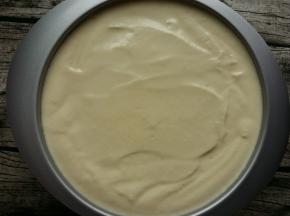 倒入模具中，震出气泡，把上面刮平。