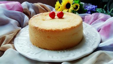 烤好后，拿出来从高处摔落，震出热气，马上倒扣放凉后再脱模。