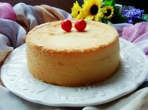 烤好后，拿出来从高处摔落，震出热气，马上倒扣放凉后再脱模。