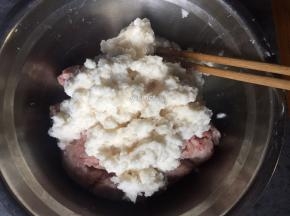 将莲藕泥加入到肉沫中