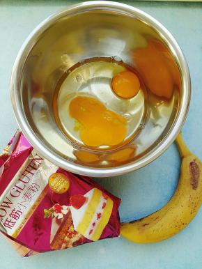 鸡蛋两个，香蕉一个，低粉适量，这里没有具体的低粉用量。鸡蛋打发后加入低粉，看面糊的浓稠度适量调整。当然这里也没有用到糖，因为香蕉就很甜了。