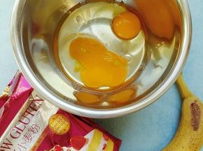 鸡蛋两个，香蕉一个，低粉适量，这里没有具体的低粉用量。鸡蛋打发后加入低粉，看面糊的浓稠度适量调整。当然这里也没有用到糖，因为香蕉就很甜了。