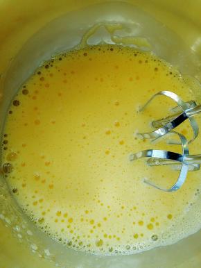 鸡蛋用电动打蛋器打发细腻，因为是做松饼，而且也没有用到糖，所以不必打发出什么程度来。细腻了就可以了，这样做出来的松饼有一点蓬松，超软。