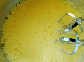 鸡蛋用电动打蛋器打发细腻，因为是做松饼，而且也没有用到糖，所以不必打发出什么程度来。细腻了就可以了，这样做出来的松饼有一点蓬松，超软。