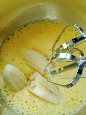 香蕉放入鸡蛋中，继续打。我偷懒了，把香蕉掰开就放里面了。其实可以先压成泥再放入。整块放入，打起来有点难度。