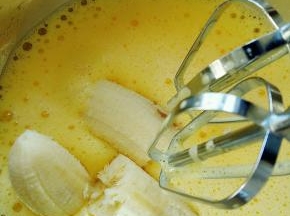 香蕉放入鸡蛋中，继续打。我偷懒了，把香蕉掰开就放里面了。其实可以先压成泥再放入。整块放入，打起来有点难度。