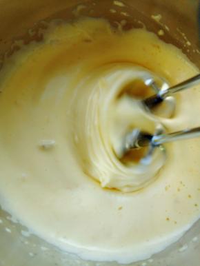 打至鸡蛋和香蕉充分融合，而且没有香蕉颗粒即可。