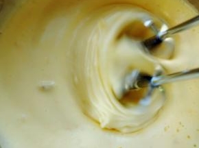 打至鸡蛋和香蕉充分融合，而且没有香蕉颗粒即可。