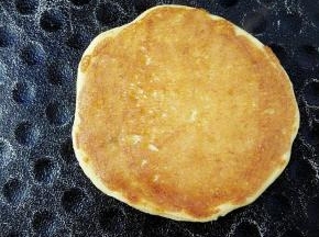 两面各煎半分钟即可。