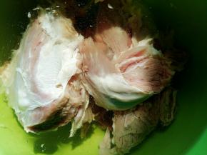 牛肉我选的是牛腱子，是从老家带回来的，村里人杀牛给的肉。牛肉泡水1小时，可以去除一部分血水。然后反复清洗。