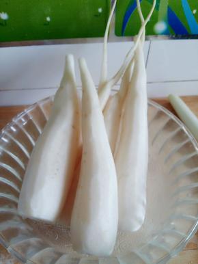 白萝卜去皮，洗净。萝卜也是自己种的，还没长大就被拔出来吃啦。