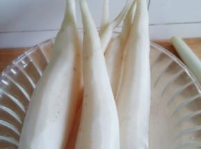 白萝卜去皮，洗净。萝卜也是自己种的，还没长大就被拔出来吃啦。