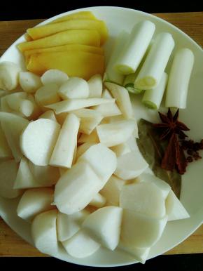 准备用料，葱姜，花椒，八角，香叶，桂皮。用的香料不必太多，多了会覆盖掉牛肉本身的味道。萝卜切滚刀块。