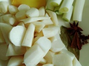 准备用料，葱姜，花椒，八角，香叶，桂皮。用的香料不必太多，多了会覆盖掉牛肉本身的味道。萝卜切滚刀块。