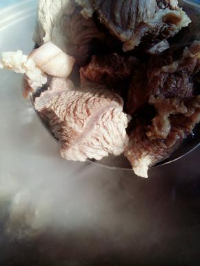 牛肉切2cm宽的大块，凉水下锅，大火烧开，撇去血沫。直到没有血沫出来。大概三四分钟。