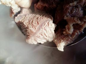 牛肉切2cm宽的大块，凉水下锅，大火烧开，撇去血沫。直到没有血沫出来。大概三四分钟。