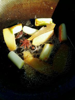 热锅凉油，下入葱姜，花椒，八角，香叶桂皮，小火炒出香味。香料一定要小火炒才能把香味炒出来。