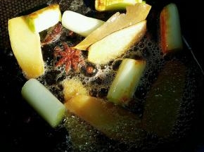 热锅凉油，下入葱姜，花椒，八角，香叶桂皮，小火炒出香味。香料一定要小火炒才能把香味炒出来。